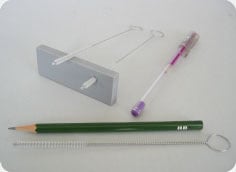 極細ネジリブラシと鉛筆の大きさ比較